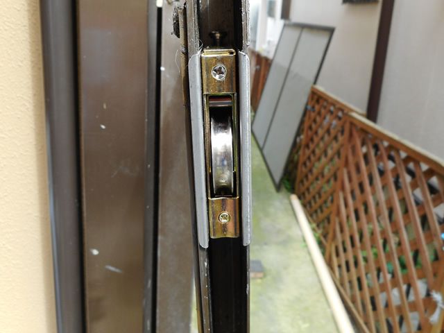 サッシの戸車修理　交換　サッシの動きが重い　名古屋市港区